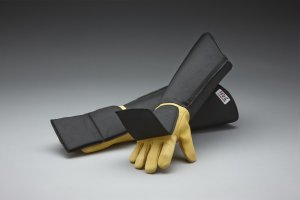 Handschoenen met armbescherming en bijtschild